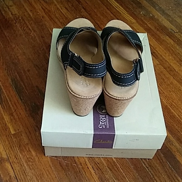 Woman Shoes - Picture 3 of 4